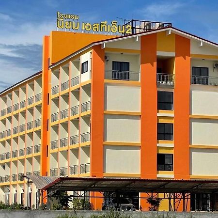 โรงแรมนิยม เอสทีเอ็น 2 - Niyom Stn 2 Hotel Ban Phue ภายนอก รูปภาพ