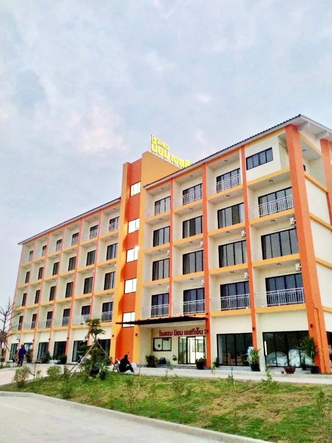 โรงแรมนิยม เอสทีเอ็น 2 - Niyom Stn 2 Hotel Ban Phue ภายนอก รูปภาพ